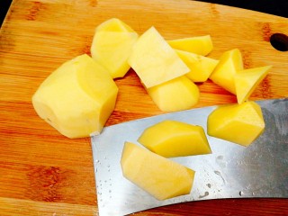 2、圆土豆+土豆烧排骨,土豆采用滚刀切法