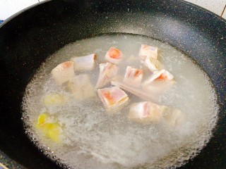 6、圆土豆+土豆烧排骨,排骨冷水下锅， 放入两片姜，