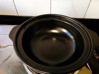 8、圆土豆+土豆烧排骨,准备一口干烧锅