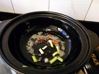 13、圆土豆+土豆烧排骨,锅里留油放入葱白段 ，八角爆香