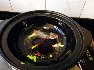 14、圆土豆+土豆烧排骨,陆续加入料酒，蚝油，生抽