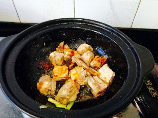 15、圆土豆+土豆烧排骨,加入排骨，快速翻炒