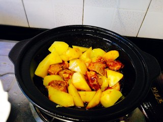 17、圆土豆+土豆烧排骨,再加入土豆块翻炒