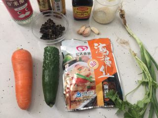 1、凉拌海蜇皮,准备好材料