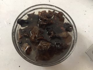 2、凉拌海蜇皮,黑木耳提前用清水泡发