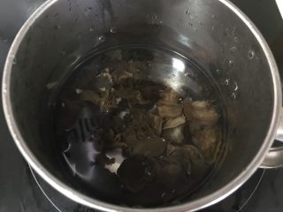 3、凉拌海蜇皮,锅里煮沸水后，放入泡发的黑木耳焯熟后捞出沥干水分备用