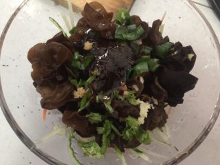 4、凉拌海蜇皮,用压蒜器压入蒜泥