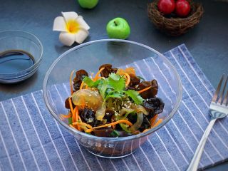 5、凉拌海蜇皮,翻拌均匀后即可食用