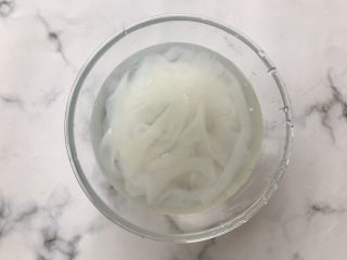 1、麻酱拌拉皮黄瓜丝,将拉皮浸泡在凉白开水中，10分钟后捞出