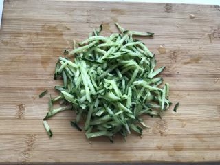 2、麻酱拌拉皮黄瓜丝,黄瓜切成丝