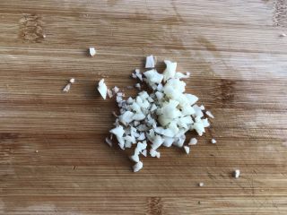 3、麻酱拌拉皮黄瓜丝,蒜切成末