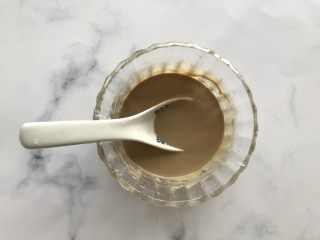 4、麻酱拌拉皮黄瓜丝,麻酱中倒入适量的水搅拌均匀