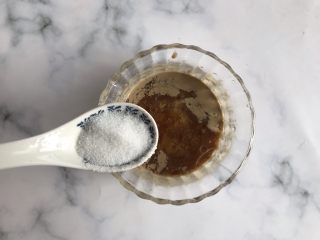 9、麻酱拌拉皮黄瓜丝,再加入一勺白糖