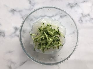 11、麻酱拌拉皮黄瓜丝,碗中倒入拉皮和黄瓜丝