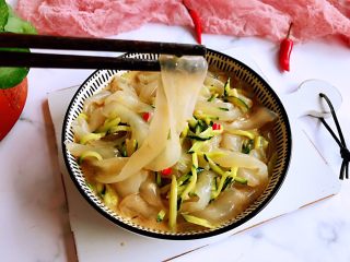 14、麻酱拌拉皮黄瓜丝,成品