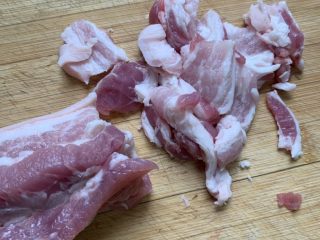 1、农家小炒肉,五花肉切薄片