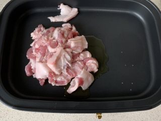 4、农家小炒肉,倒少许油下五花肉煸炒