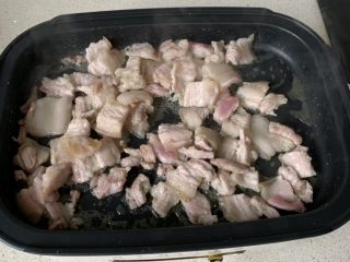 5、农家小炒肉,炒至变色