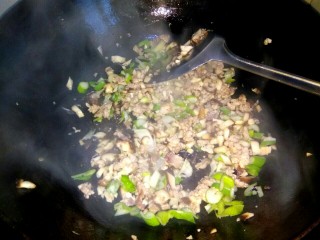 9、香菇猪肉炸酱面,加入葱碎翻炒