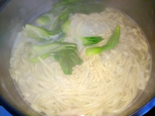12、香菇猪肉炸酱面,面条煮好，放入油菜搅拌一下即可关火