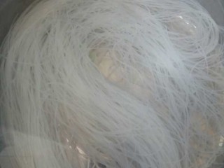 1、蒜蓉粉丝娃娃菜,粉丝姜水泡软