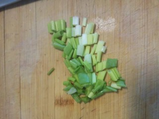 4、蒜蓉粉丝娃娃菜,小葱切葱花备用。