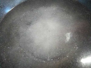 5、蒜蓉粉丝娃娃菜,锅中放水烧开，放一点盐一点油