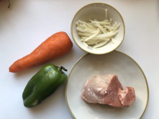 1、下饭菜-鱼香肉丝,准备好食材