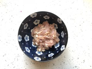 2、下饭菜-鱼香肉丝,里脊肉切丝，放少许淀粉，食用油腌制10分钟