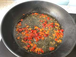 6、下饭菜-鱼香肉丝,热锅热油放入剁椒炒香