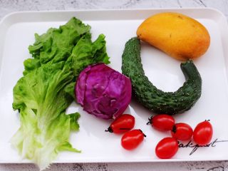 1、蒜香沙拉时蔬水果,首先备齐所有的食材，并且冲洗干净。