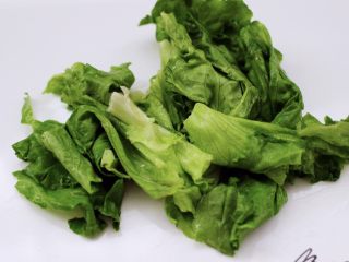 2、蒜香沙拉时蔬水果,生菜用手撕成大片。