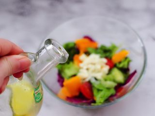 12、蒜香沙拉时蔬水果,倒入橄榄油。
