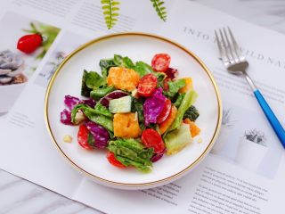 16、蒜香沙拉时蔬水果,成品一