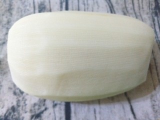 2、姜末莲菜,去皮后,冲洗干净