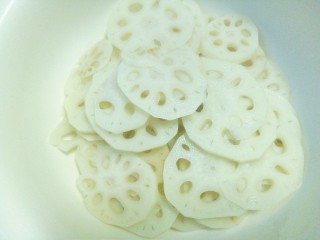 5、姜末莲菜,捞出装碗中