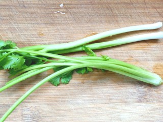 7、姜末莲菜,香葱,香菜,摘好洗净