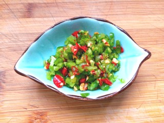 11、姜末莲菜,青红椒切碎备用