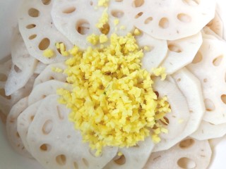 12、姜末莲菜,莲菜控水装入碗中,放上姜末