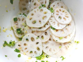 18、姜末莲菜,搅拌均匀,