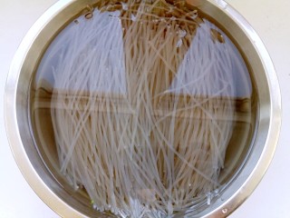 1、猪肉炖粉条,粉条清洗干净，用温水泡发。