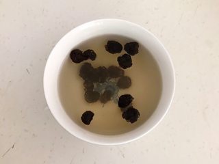 2、传统腊八粥,把干桂圆放入温水里泡发20分钟