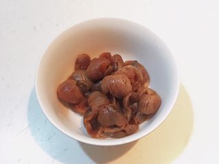 3、传统腊八粥,把泡发好的桂圆清洗干净