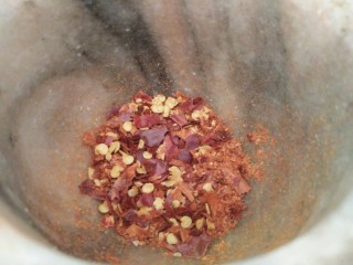 2、凉拌麻辣藕片,五个干辣椒,捣成辣椒碎备用