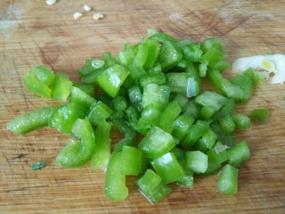 3、凉拌麻辣藕片,尖椒切末备用