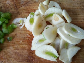 4、凉拌麻辣藕片,大蒜一部分切片,一部分切末