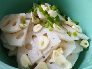 6、凉拌麻辣藕片,莲藕放凉水中拔凉,控水放入大碗中,放入辣椒碎和大蒜片