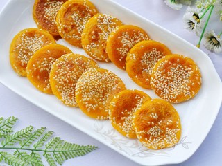 10、奶香南瓜芝麻饼,奶香十足好吃不腻的南瓜饼出炉啦。