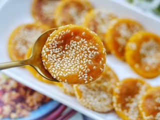 13、奶香南瓜芝麻饼,做法简单。