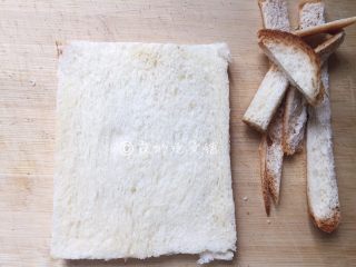 2、面包碗里的牛油果鸡蛋沙拉,土司片去掉四周硬的边。